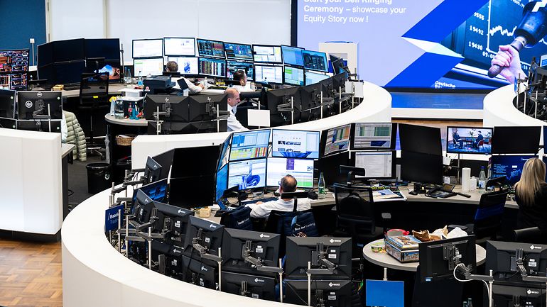 Trading pit with screens